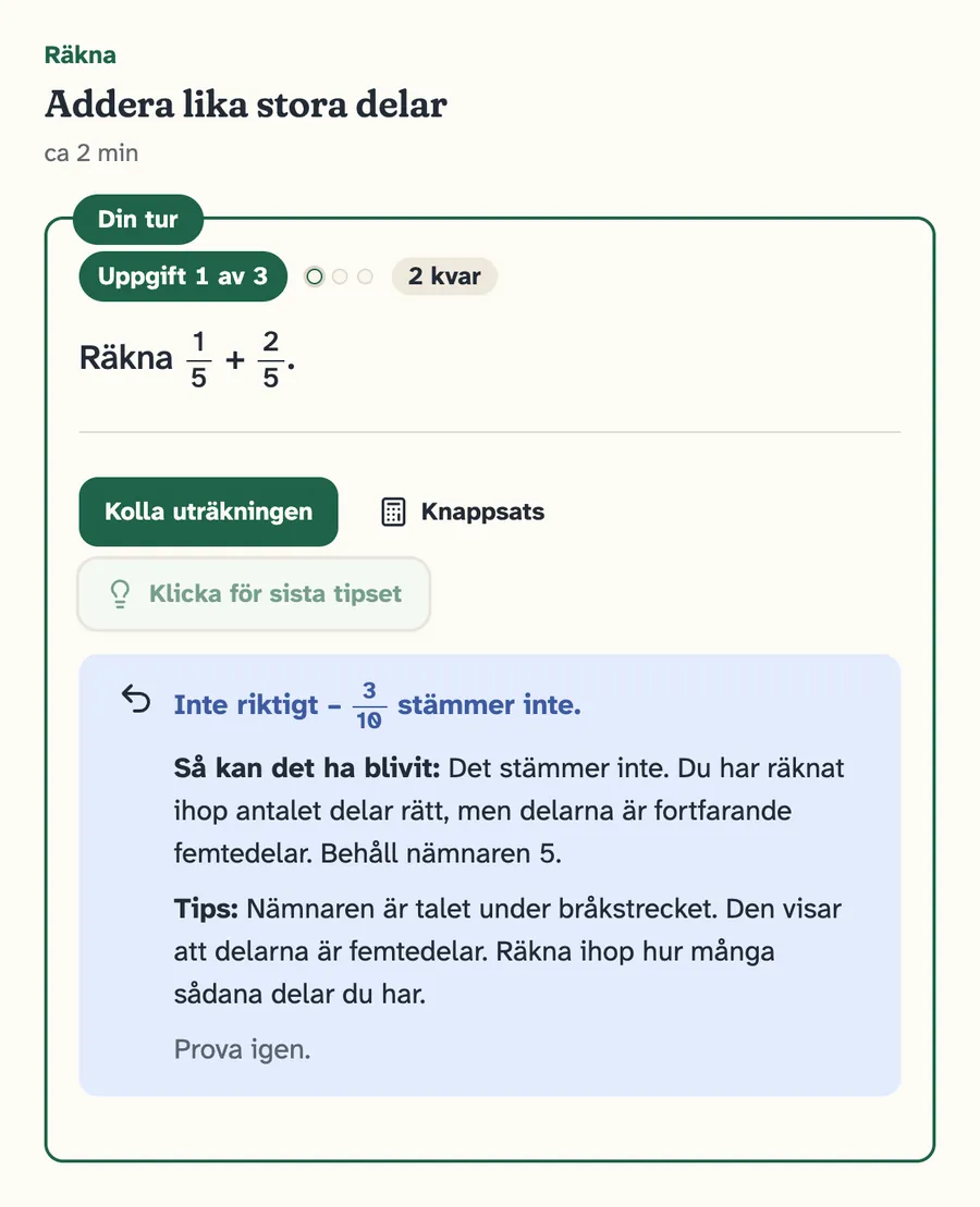 En räkneuppgift i Klura: barnet har svarat 3/10 på 1/5 + 2/5. Klura svarar Inte riktigt, förklarar att delarna fortfarande är femtedelar och ger ett tips i stället för svaret.